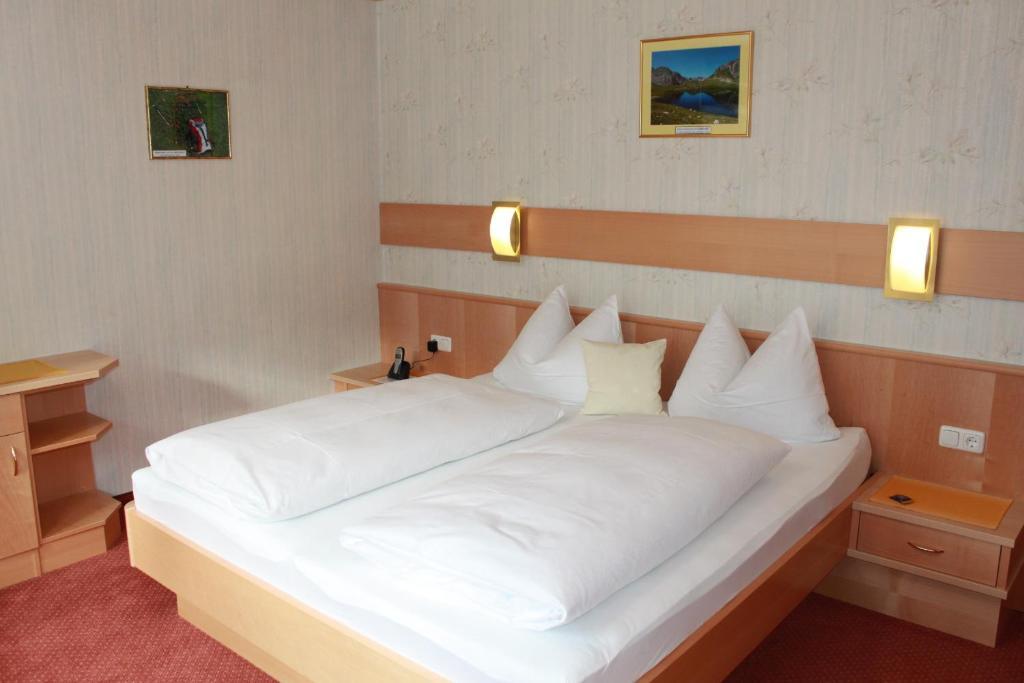 Hotel Garni Waldhof - Wohlfuehlen Am Lech Stanzach Room photo
