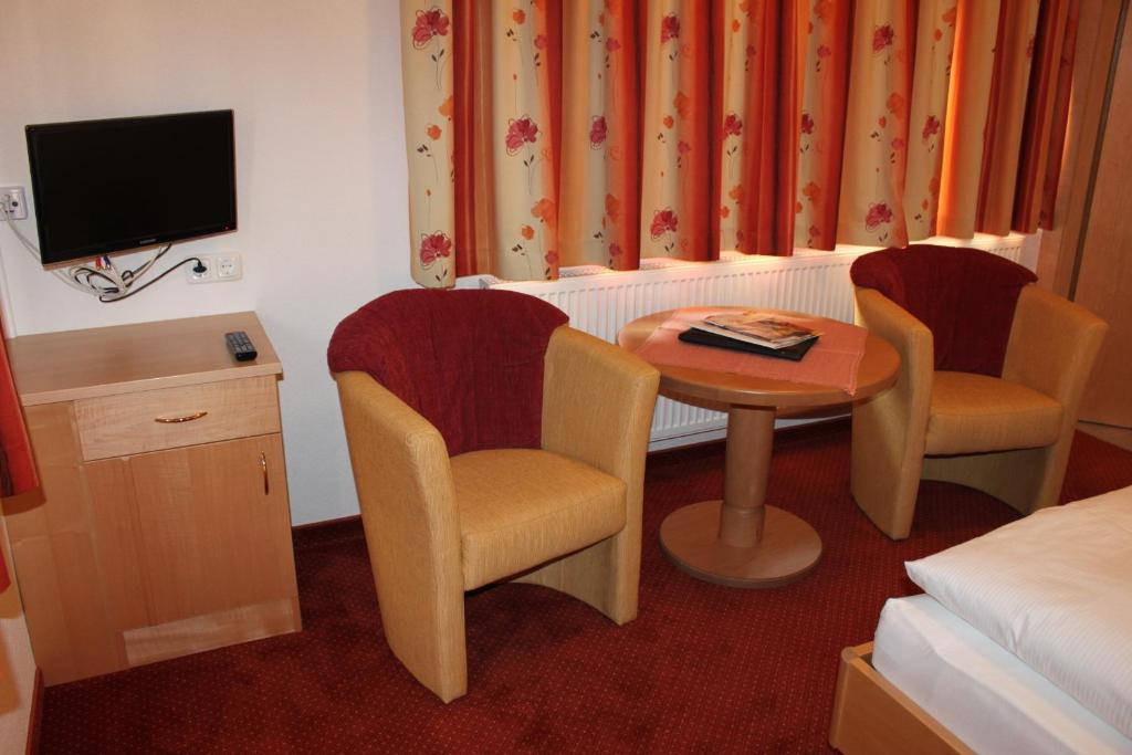 Hotel Garni Waldhof - Wohlfuehlen Am Lech Stanzach Room photo